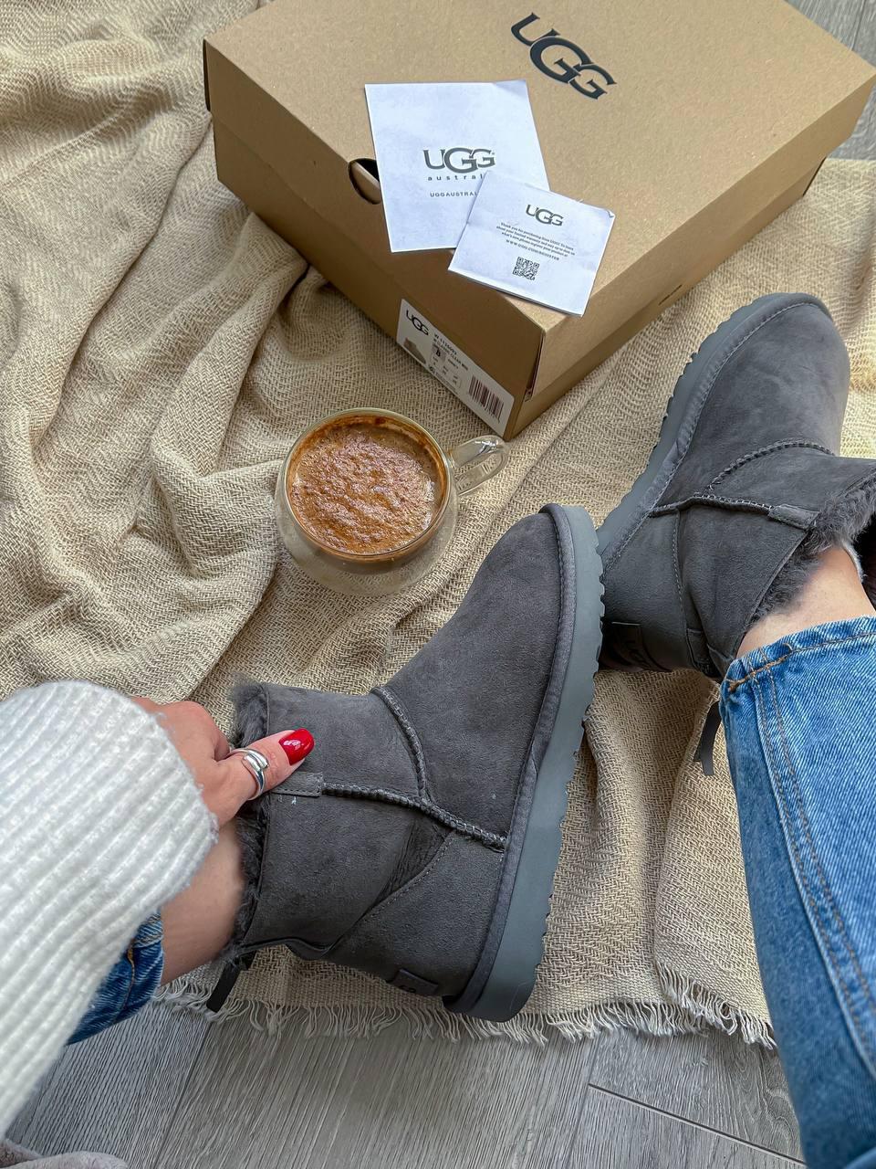 UGG Short ZIP Grey