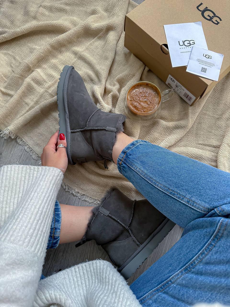 UGG Short ZIP Grey