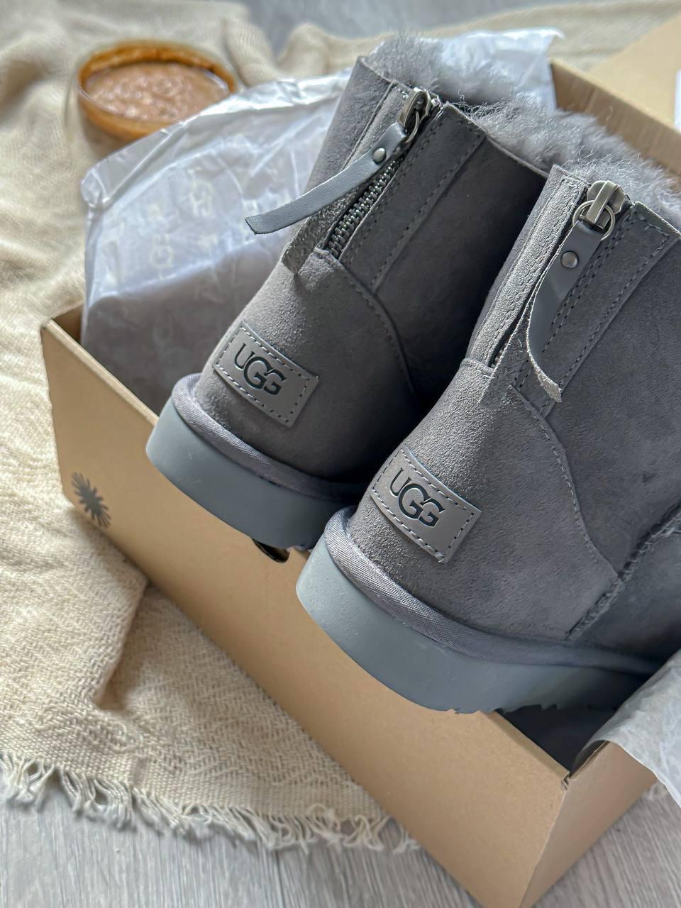 UGG Short ZIP Grey
