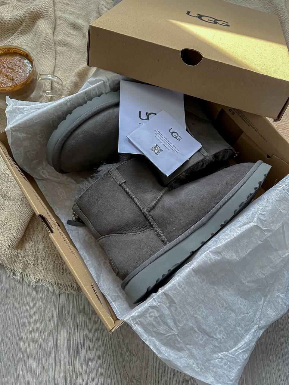 UGG Short ZIP Grey