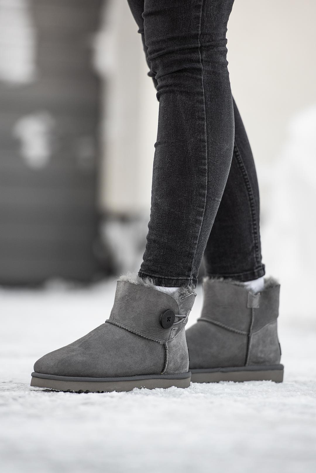 Ugg Mini Bailey Button Grey v2