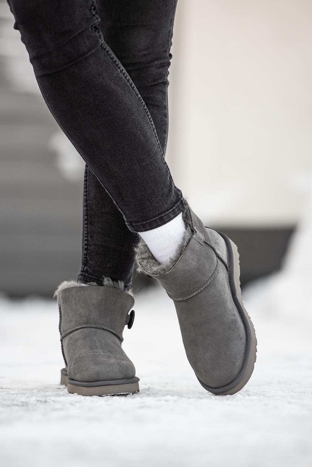 Ugg Mini Bailey Button Grey v2