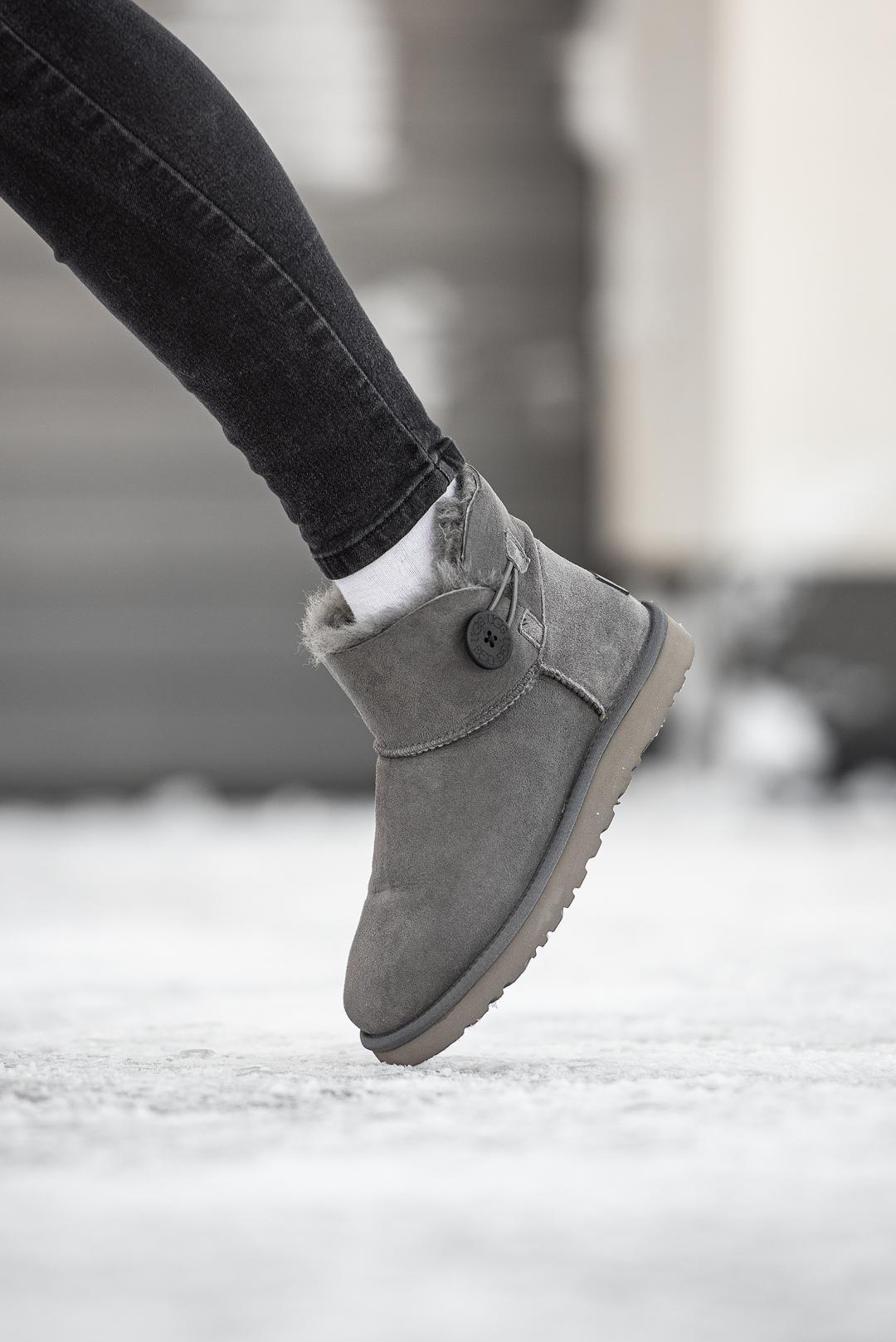 Ugg Mini Bailey Button Grey v2
