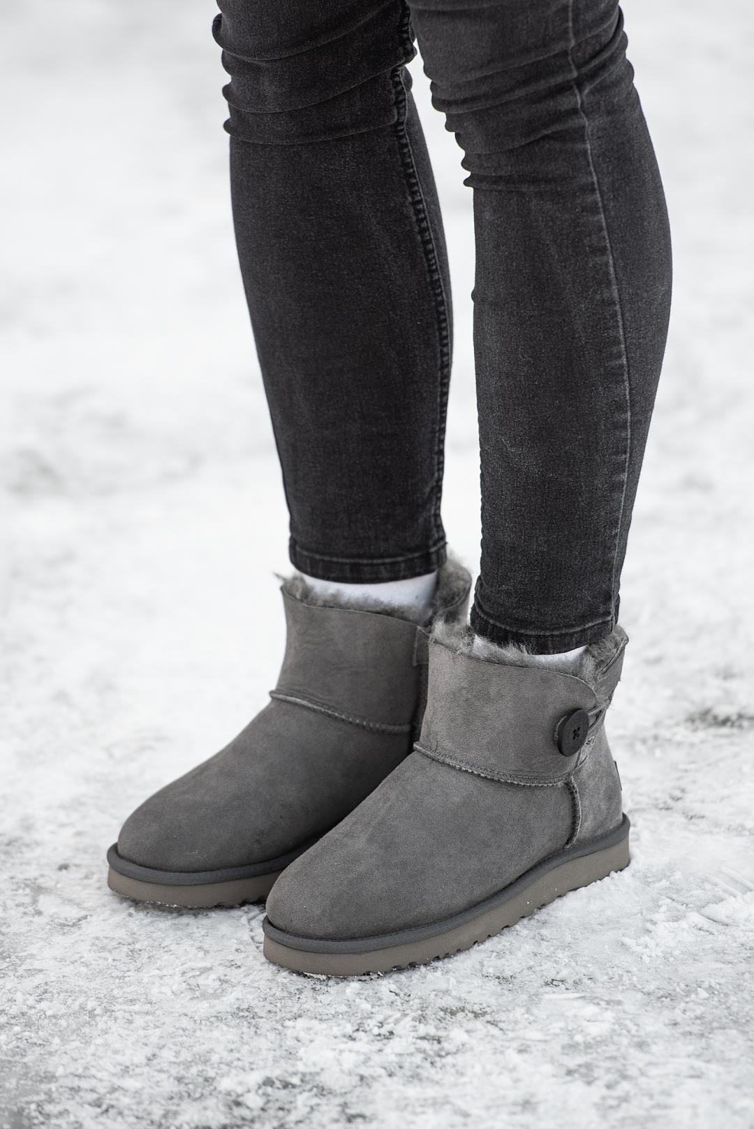 Ugg Mini Bailey Button Grey v2