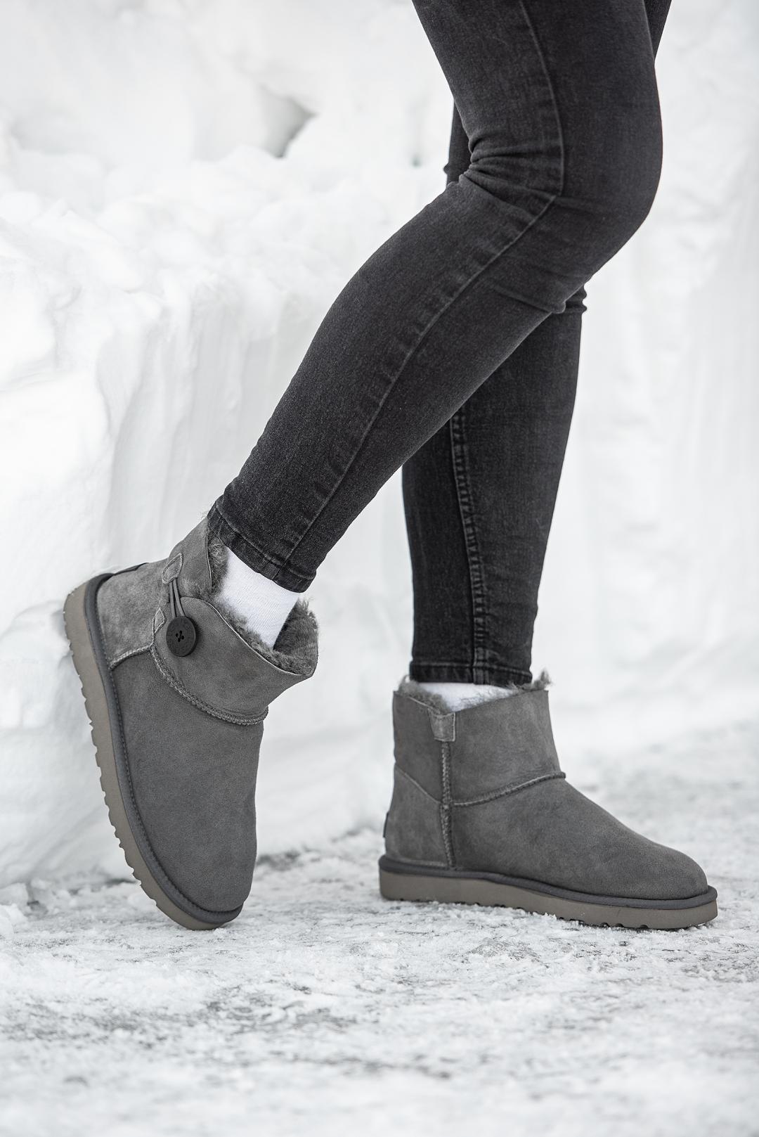 Ugg Mini Bailey Button Grey v2