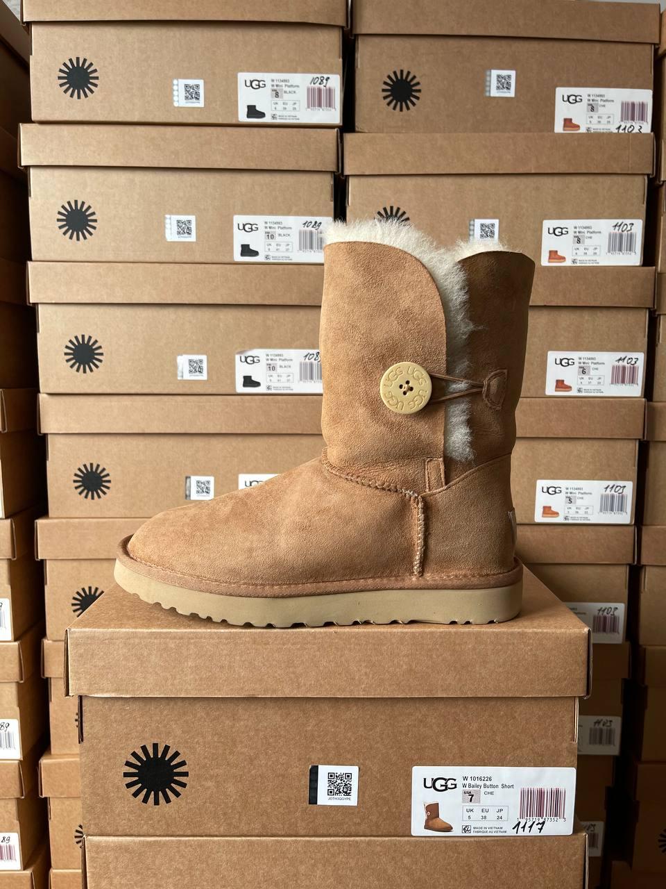 Ugg Short Bailey Button Chestnut
