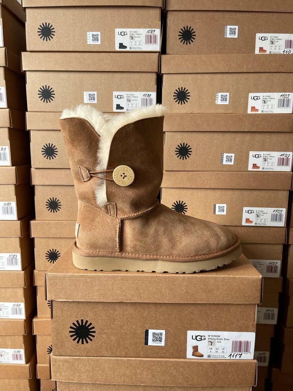 Ugg Short Bailey Button Chestnut