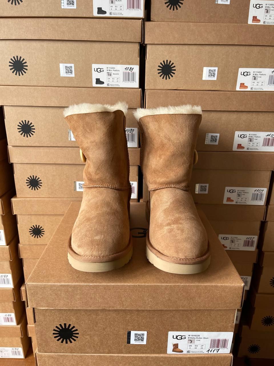 Ugg Short Bailey Button Chestnut