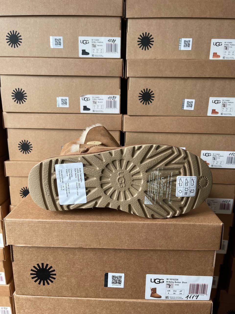 Ugg Short Bailey Button Chestnut