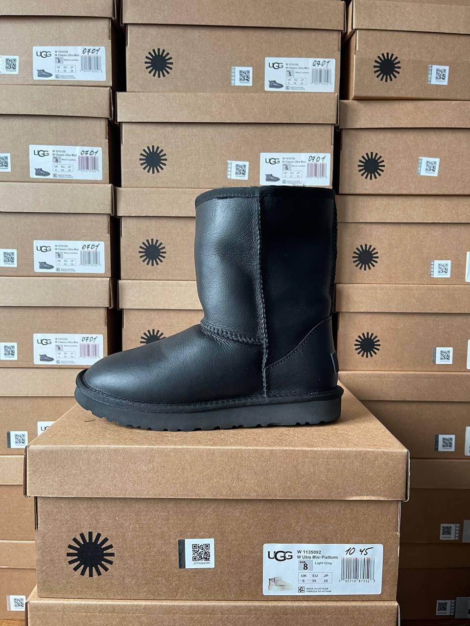 Ugg Classic Short II Black Leather