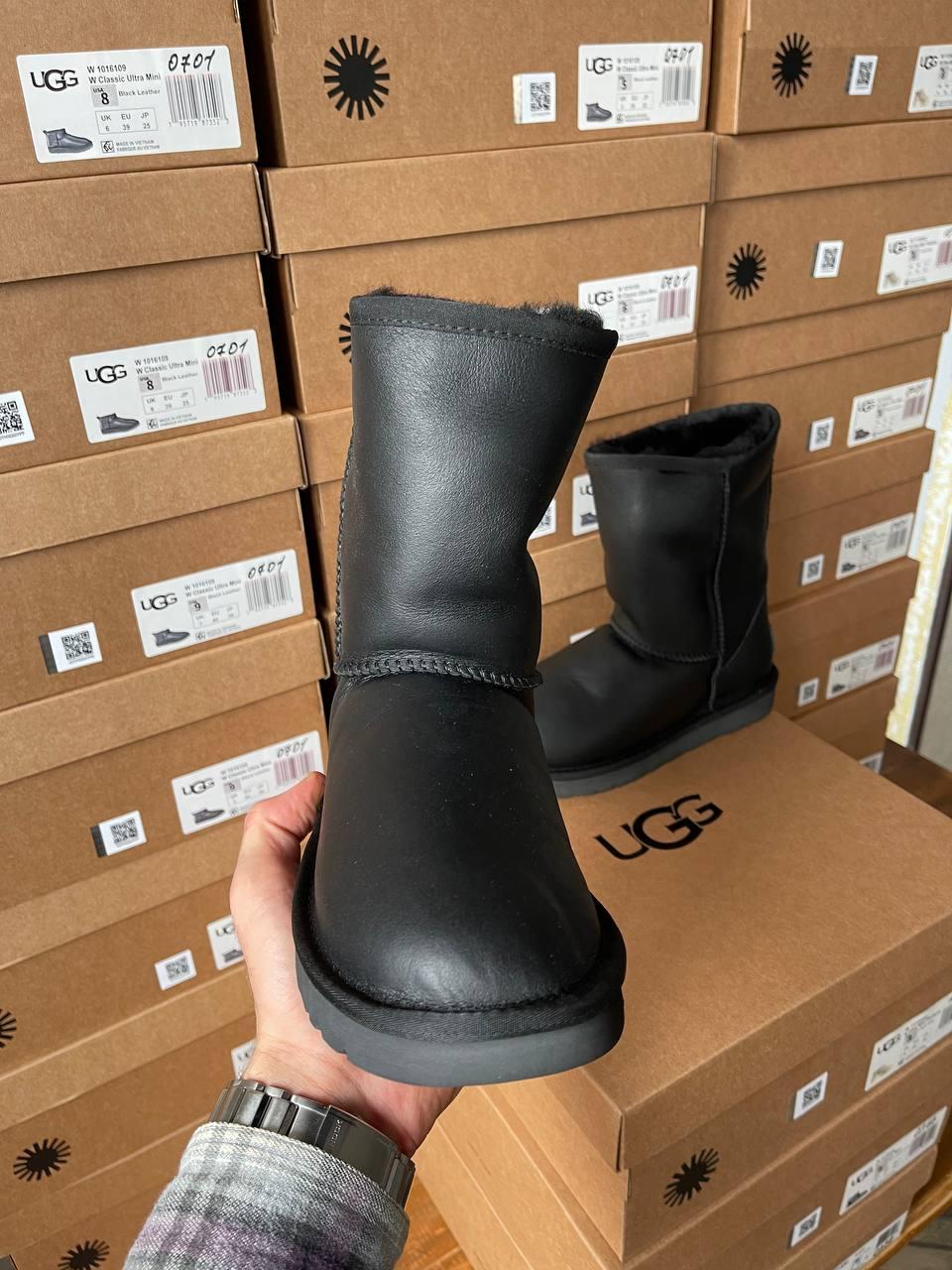 Ugg Classic Short II Black Leather