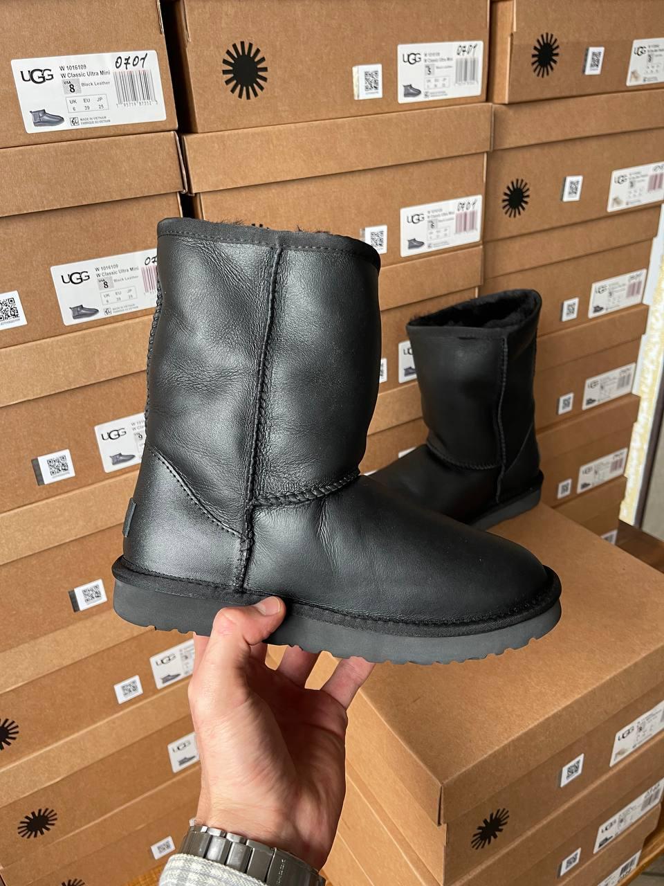 Ugg Classic Short II Black Leather